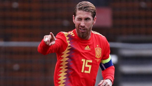 Kapitán španělské fotbalové reprezentace Sergio Ramos slaví gól v utkání kvalifikace o postup na EURO 2020 na půdě Faerských ostrovů. Kapitán španělské fotbalové reprezentace Sergio Ramos slaví gól v utkání kvalifikace o postup na EURO 2020 na půdě Faerských ostrovů.