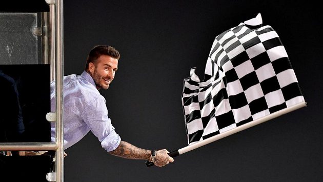 David Beckham s šachovnicovou vlajkou v Bahrajnu. David Beckham s šachovnicovou vlajkou v Bahrajnu.