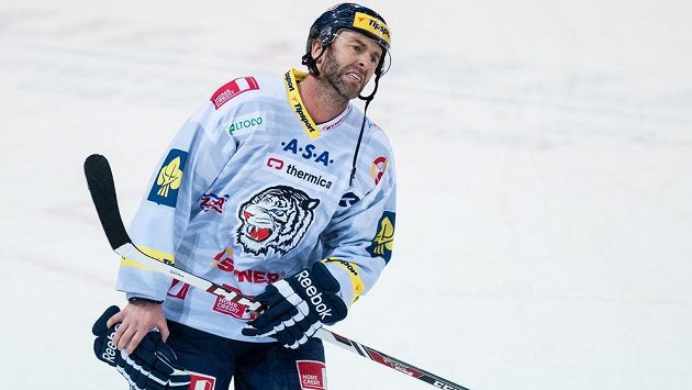 Zklamaný liberecký kapitán Petr Nedvěd po porážce. Zklamaný liberecký kapitán Petr Nedvěd po porážce.