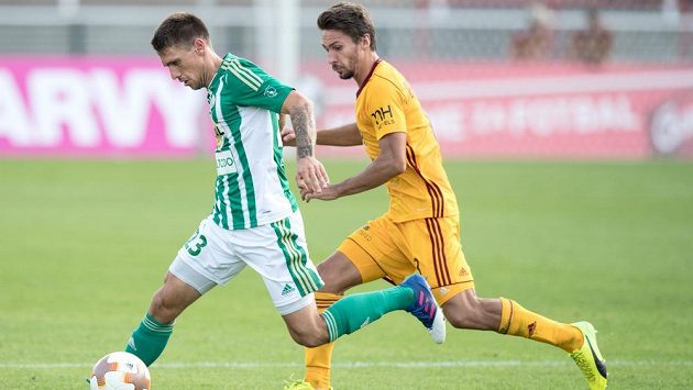 Milan Kocič z Bohemians (vlevo) a Patrik Brandner z Dukly Praha. Milan Kocič z Bohemians (vlevo) a Patrik Brandner z Dukly Praha.