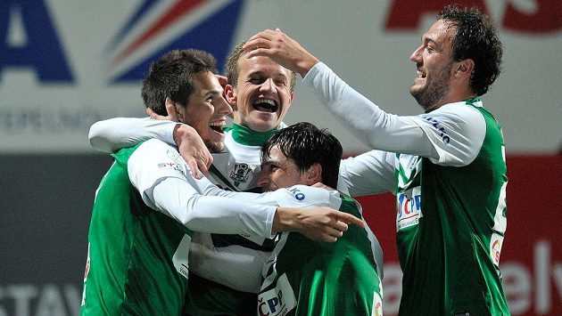 Vojtěch Kubista (vlevo) z Jablonce se raduje se spoluhráči z gólu proti Teplicím. Vojtěch Kubista (vlevo) z Jablonce se raduje se spoluhráči z gólu proti Teplicím.