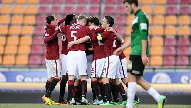 Hráči Sparty Praha oslavují vedoucí gól na 2:1 během přípravného utkání s Jabloncem. Hráči Sparty Praha oslavují vedoucí gól na 2:1 během přípravného utkání s Jabloncem.