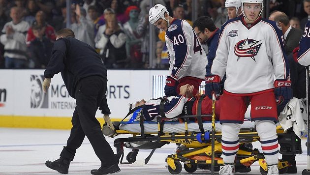 Zraněný útočník Columbusu Nick Foligno opouští zápas v Los Angeles na nosítkách. Zraněný útočník Columbusu Nick Foligno opouští zápas v Los Angeles na nosítkách.