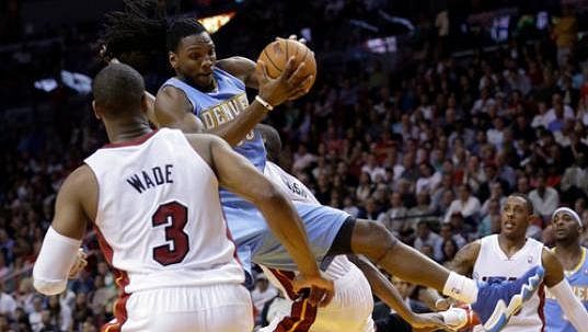 Kenneth Faried z Denveru letí vzduchem při duelu proti Miami. Kenneth Faried z Denveru letí vzduchem při duelu proti Miami.