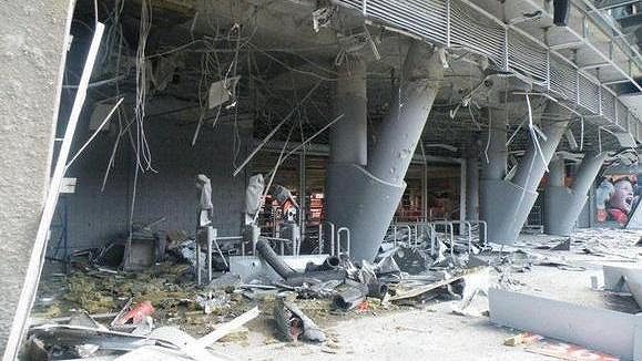 Škody na stadiónu v Doněcku po explozi granátů. Škody na stadiónu v Doněcku po explozi granátů.