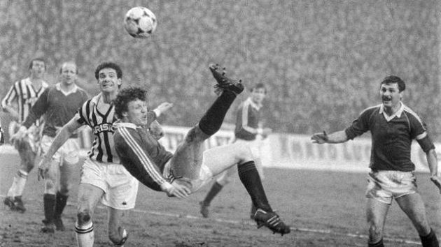 Fotbalový akrobat Stanislav Griga v pohárové bitvě s Juventusem Turín. Fotbalový akrobat Stanislav Griga v pohárové bitvě s Juventusem Turín.