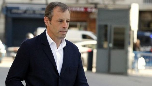 Bývalý šéf fotbalové Barcelony Sandro Rosell byl vrchním soudem ve Španělsku zproštěn obvinění z finančních podvodů Bývalý šéf fotbalové Barcelony Sandro Rosell byl vrchním soudem ve Španělsku zproštěn obvinění z finančních podvodů