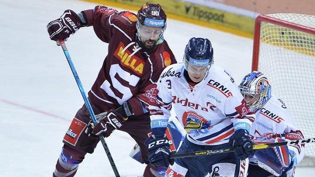 Zleva Richard Jarůšek ze Sparty, Daniel Krenželok z Vítkovic a brankář Vítkovic Patrik Bartošák. Zleva Richard Jarůšek ze Sparty, Daniel Krenželok z Vítkovic a brankář Vítkovic Patrik Bartošák.