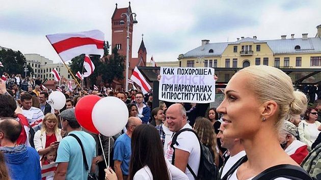 Běloruská basketbalistka Jelena Leučanková (vpravo) na protivládních protestech v Minsku. Zdroj: Instagram @yelenaleu Běloruská basketbalistka Jelena Leučanková (vpravo) na protivládních protestech v Minsku. Zdroj: Instagram @yelenaleu