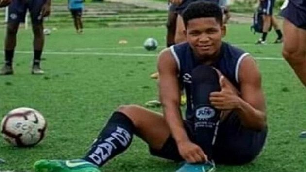 Ekvádorský fotbalista Edwin Espinoza byl zastřelen před svým domem. Ekvádorský fotbalista Edwin Espinoza byl zastřelen před svým domem.