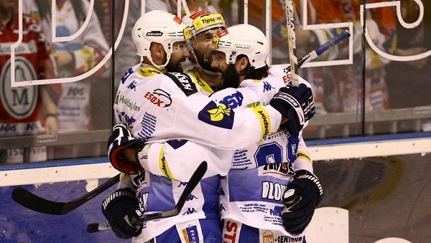 Hokejisté Brna oslavují branku Hokejisté Brna oslavují branku