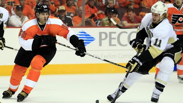 Jaromír Jágr ve třetím zápase play off proti Pittsburghu třikrát asistoval. Jaromír Jágr ve třetím zápase play off proti Pittsburghu třikrát asistoval.