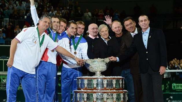 Vítězové Davis Cupu z roku 2012. Zleva kapitán Jaroslav Navrátil, Radek Štěpánek, Tomáš Berdych, Lukáš Rosol a Ivo Minář. A vítězové z roku 1980 - tehdejší trenér Pavel Korda, Jan Kodeš, Pavel Složil, Tomáš Šmíd a Ivan Lendl. Budou mít své nástupce? Vítězové Davis Cupu z roku 2012. Zleva kapitán Jaroslav Navrátil, Radek Štěpánek, Tomáš Berdych, Lukáš Rosol a Ivo Minář. A vítězové z roku 1980 - tehdejší trenér Pavel Korda, Jan Kodeš, Pavel Složil, Tomáš Šmíd a Ivan Lendl. Budou mít své nástupce?