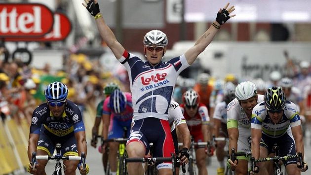 Vítězné gesto Andreho Greipela v cíli páté etapy Tour de France. Vítězné gesto Andreho Greipela v cíli páté etapy Tour de France.