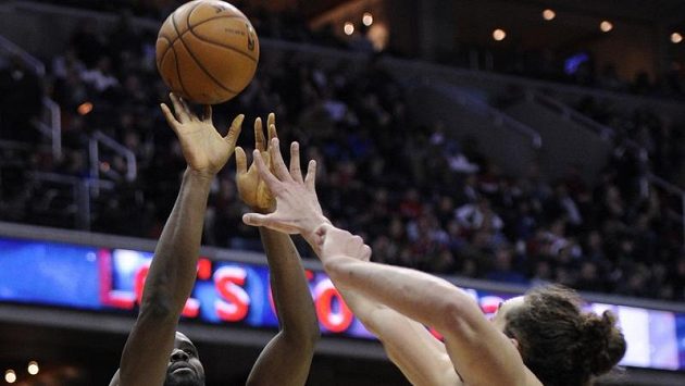 Ke strůjcům úspěchu Washingtonu patřil Emeka Okafor (vlevo) s 15 body a 16 doskoky. Ke strůjcům úspěchu Washingtonu patřil Emeka Okafor (vlevo) s 15 body a 16 doskoky.