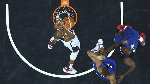 Americký basketbalista Kevin Durant smečuje, bránící Francouzi Boris Diaw (druhý zprava) a Florent Pietrus neměli nárok. Celek USA si připsal na úvod olympijského trunaje vítězství. Americký basketbalista Kevin Durant smečuje, bránící Francouzi Boris Diaw (druhý zprava) a Florent Pietrus neměli nárok. Celek USA si připsal na úvod olympijského trunaje vítězství.