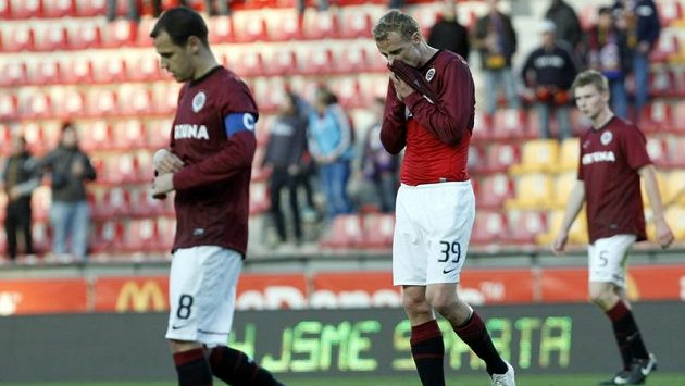 Jiří Jarošík (uprostřed) a Marek Matějovský tuší, že s mistrovskými ambicemi Sparty je to na pováženou. Jiří Jarošík (uprostřed) a Marek Matějovský tuší, že s mistrovskými ambicemi Sparty je to na pováženou.