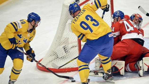Zleva Henrik Zetterberg a Johan Franzen ze Švédska a Miroslav Blaťák a brankář Jakub Štěpánek těsně před prvním gólem. Zleva Henrik Zetterberg a Johan Franzen ze Švédska a Miroslav Blaťák a brankář Jakub Štěpánek těsně před prvním gólem.