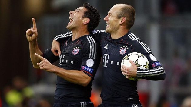 Hráči Bayernu Mnichov Arjen Robben a Claudio Pizarro (vlevo) měli velký důvod k radosti. Hráči Bayernu Mnichov Arjen Robben a Claudio Pizarro (vlevo) měli velký důvod k radosti.
