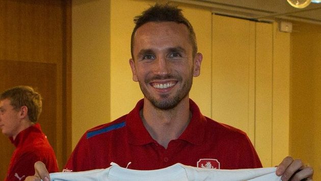 Stoper národního týmu Tomáš Sivok pojede na reprezentační zápas jen na otočku. Stoper národního týmu Tomáš Sivok pojede na reprezentační zápas jen na otočku.