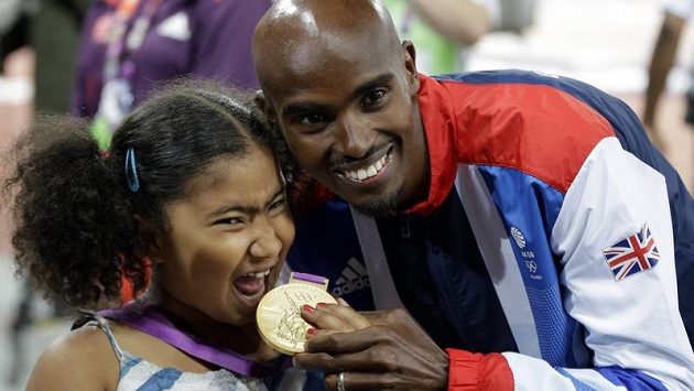 Britský atlet Mohamed Farah oslavuje spolu s dcerou Rihannou olympijský triumf v běhu na 5000 m Britský atlet Mohamed Farah oslavuje spolu s dcerou Rihannou olympijský triumf v běhu na 5000 m
