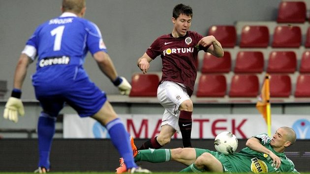 Zleva brankář Bohemians 1905 Radek Sňozík, Tomáš Přikryl ze Sparty a Martin Nešpor z Bohemians. Zleva brankář Bohemians 1905 Radek Sňozík, Tomáš Přikryl ze Sparty a Martin Nešpor z Bohemians.