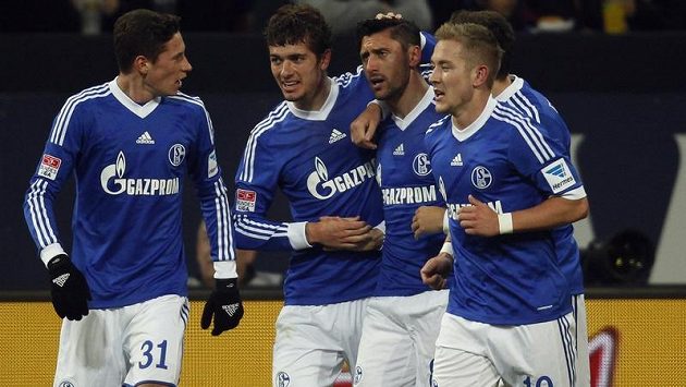 Radost fotbalistů Schalke 04 po přestřelce s Hannoverem. Radost fotbalistů Schalke 04 po přestřelce s Hannoverem.