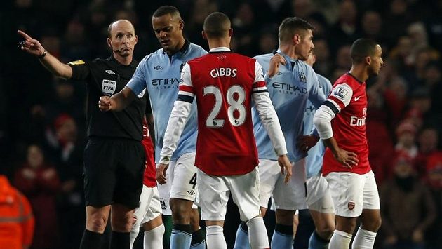 Vincent Kompany (druhý zleva) z Manchesteru City odchází z trávníku poté, co od rozhodčího Deana uviděl červenou kartu. Vincent Kompany (druhý zleva) z Manchesteru City odchází z trávníku poté, co od rozhodčího Deana uviděl červenou kartu.