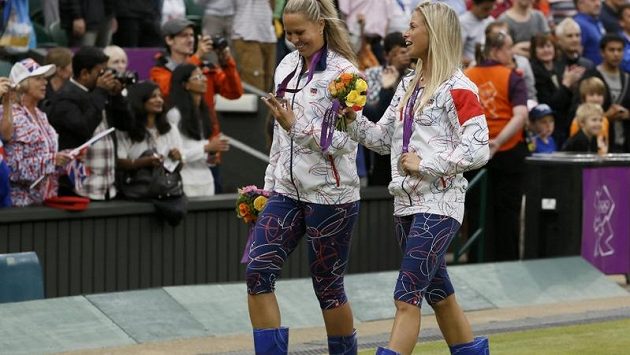 Slavné české holínky dupou po trávě Wimbledonu... Andrea Hlaváčková (vpravo) a Lucie Hradecká si v nich došly pro stříbro ze čtyřhry. Slavné české holínky dupou po trávě Wimbledonu... Andrea Hlaváčková (vpravo) a Lucie Hradecká si v nich došly pro stříbro ze čtyřhry.