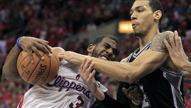 Jinak skvěle hrající Chris Paul (vlevo) v posledních minutách Clippers nepodržel. Jinak skvěle hrající Chris Paul (vlevo) v posledních minutách Clippers nepodržel.