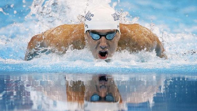 Michael Phelps při kvalifikačním závodu na 100 metrů motýlek v americké Omaze. Michael Phelps při kvalifikačním závodu na 100 metrů motýlek v americké Omaze.