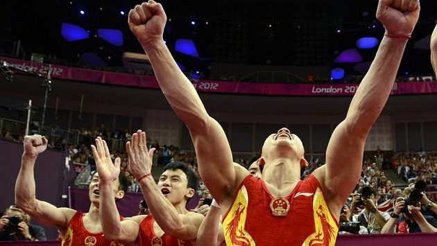 Erupce radosti čínských gymnastů, kteří obhájili zlaté olympijské medaile v soutěži družstev Erupce radosti čínských gymnastů, kteří obhájili zlaté olympijské medaile v soutěži družstev