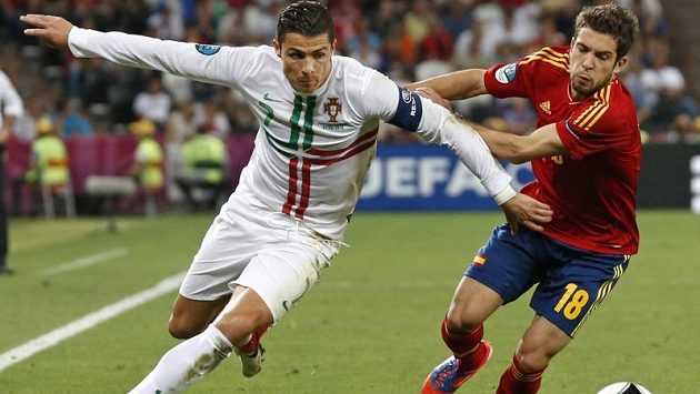 Španělský bek Jordi Alba (vpravo) brání v "rozletu" Cristianu Ronaldovi Španělský bek Jordi Alba (vpravo) brání v "rozletu" Cristianu Ronaldovi