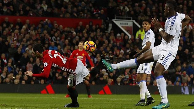 Henrik Mchitarjan z Manchesteru United dává přes hlavu gól proti Sunderlandu. Henrik Mchitarjan z Manchesteru United dává přes hlavu gól proti Sunderlandu.