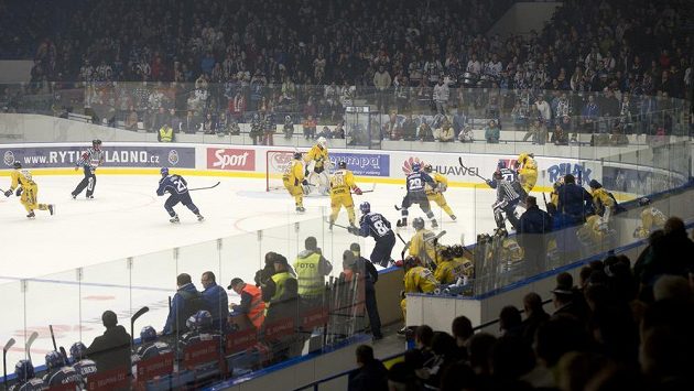 Kladenští diváci sledují zápas proti Šumperku, který domácí tým odehrál poprvé v rekonstruované hale. Kladenští diváci sledují zápas proti Šumperku, který domácí tým odehrál poprvé v rekonstruované hale.