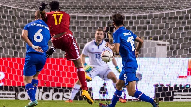 Belgický útočník Divock Origi (17) střílí gól náhradnímu islandskému brankáři Jónssonovi. Belgický útočník Divock Origi (17) střílí gól náhradnímu islandskému brankáři Jónssonovi.