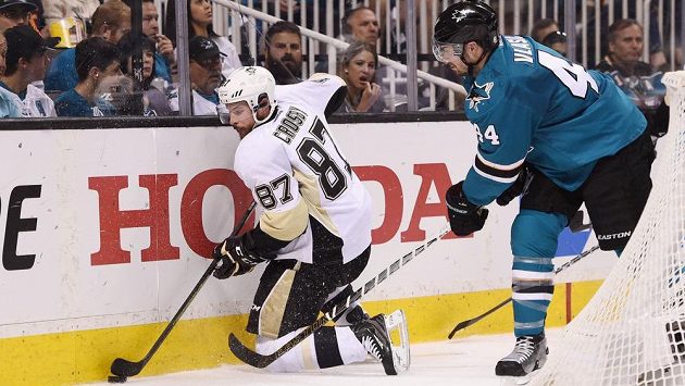 Obránce San Jose Marc-Édouard Vlasic (vpravo) a kapitán Pittsburghu Sidney Crosby během čtvrtého finále play off NHL. Obránce San Jose Marc-Édouard Vlasic (vpravo) a kapitán Pittsburghu Sidney Crosby během čtvrtého finále play off NHL.