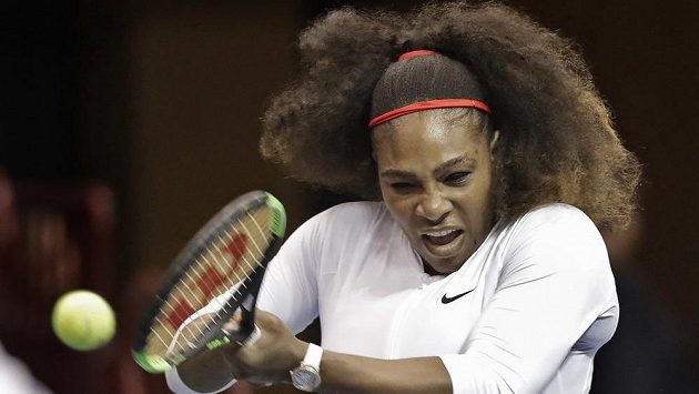 Serena Williamsová při čtyřhře v utkání Fed Cupu s Nizozemskem. Serena Williamsová při čtyřhře v utkání Fed Cupu s Nizozemskem.
