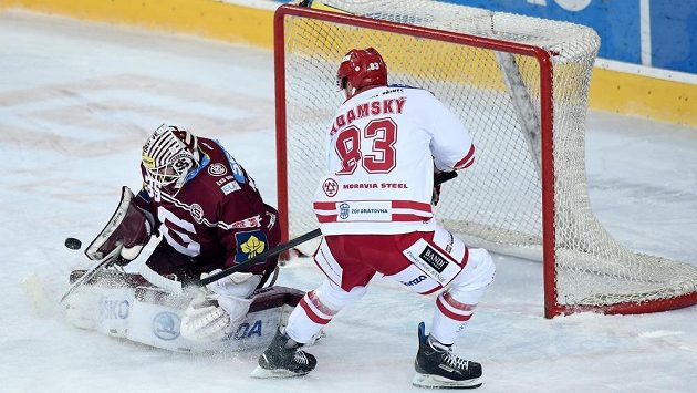 Třinecký útočník Martin Adamský (vpravo) nepřekonal ve velké šanci sparťanského gólmana Filipa Novotného ve čtvrtém semifinálovém duelu play off extraligy. Třinecký útočník Martin Adamský (vpravo) nepřekonal ve velké šanci sparťanského gólmana Filipa Novotného ve čtvrtém semifinálovém duelu play off extraligy.