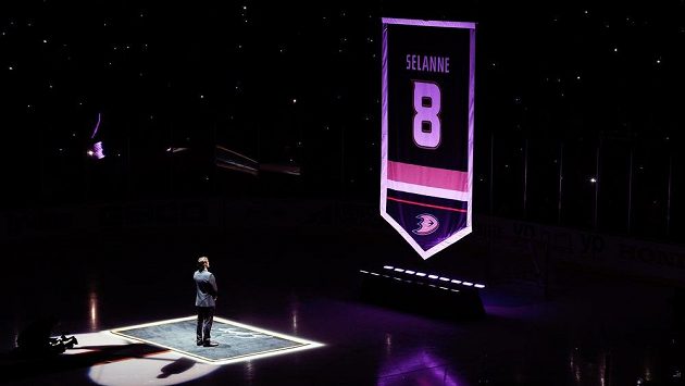 Fin Teemu Selänne sleduje, jak jeho dres Anaheimu s číslem osm visí pod stropem haly před zápasem s Winnipegem. Fin Teemu Selänne sleduje, jak jeho dres Anaheimu s číslem osm visí pod stropem haly před zápasem s Winnipegem.