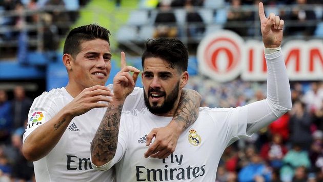 Isco (vpravo) a James Rodríguez slaví gól Realu na hřišti Getafe. Isco (vpravo) a James Rodríguez slaví gól Realu na hřišti Getafe.