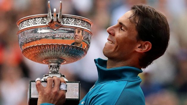 Španělský tenista Rafael Nadal s trofejí pro vítěze French Open. Španělský tenista Rafael Nadal s trofejí pro vítěze French Open.