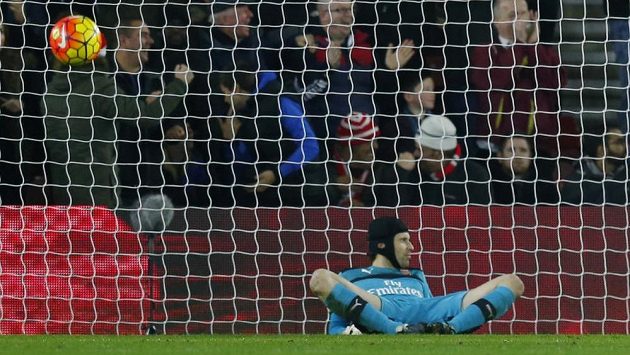 Potupený Petr Čech v brance Arsenalu. Od Southamptonu inkasoval čtyři góly. Potupený Petr Čech v brance Arsenalu. Od Southamptonu inkasoval čtyři góly.