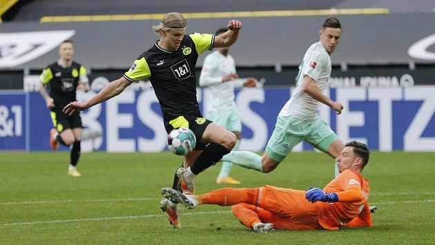 Erling Haaland (vlevo) z Dortmundu a Marco Friedl s ležícím Jiřím Pavlenkou z Brém. Erling Haaland (vlevo) z Dortmundu a Marco Friedl s ležícím Jiřím Pavlenkou z Brém.