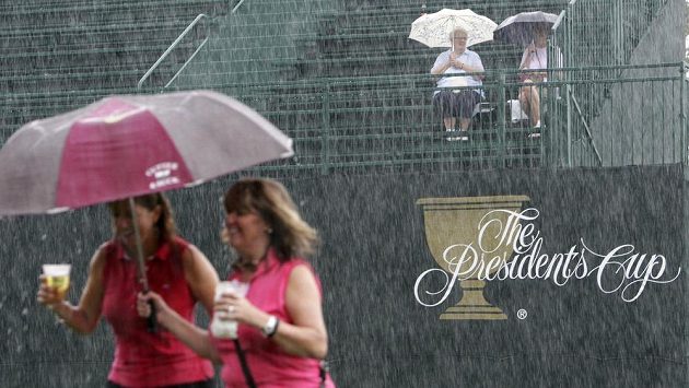 Golfový turnaj o Prezidentský pohár byl kvůli silnému dešti přerušen. Golfový turnaj o Prezidentský pohár byl kvůli silnému dešti přerušen.