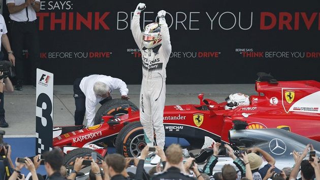 Jak dlouho bude ještě formule fanoušky bavit? Hamiltonovy triumfy zatím sledují vyprodané okruhy. Jak dlouho bude ještě formule fanoušky bavit? Hamiltonovy triumfy zatím sledují vyprodané okruhy.