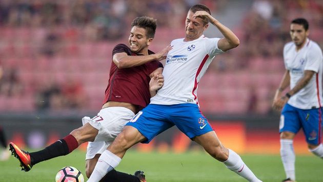 Aleš Čermák ze Sparty Praha (vlevo) a Nicole Stanciu z Bukurešti bojují o balón. Aleš Čermák ze Sparty Praha (vlevo) a Nicole Stanciu z Bukurešti bojují o balón.