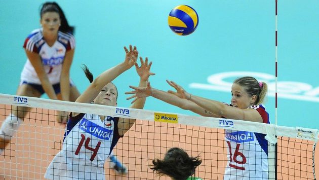 Kapitánka české reprezentace Helena Havelková (č. 16) a Nikol Šajdová blokují alžírský útok. Kapitánka české reprezentace Helena Havelková (č. 16) a Nikol Šajdová blokují alžírský útok.