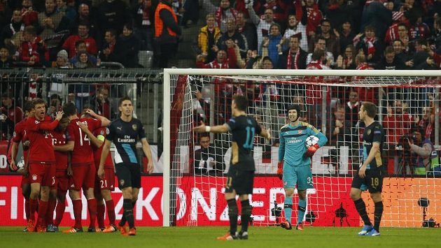 Rozladěný brankář Arsenalu Petr Čech (druhý zprava) vyčítavě sleduje své spoluhráče, zatímco fotbalisté Bayernu Mnichov oslavují trefu do jeho brány. Rozladěný brankář Arsenalu Petr Čech (druhý zprava) vyčítavě sleduje své spoluhráče, zatímco fotbalisté Bayernu Mnichov oslavují trefu do jeho brány.