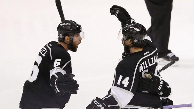 Jake Muzzin (vlevo) z Los Angeles se raduje se střelcem vítězného gólu Justinem Williamsem v prvním finále NHL proti New York Rangers. Jake Muzzin (vlevo) z Los Angeles se raduje se střelcem vítězného gólu Justinem Williamsem v prvním finále NHL proti New York Rangers.